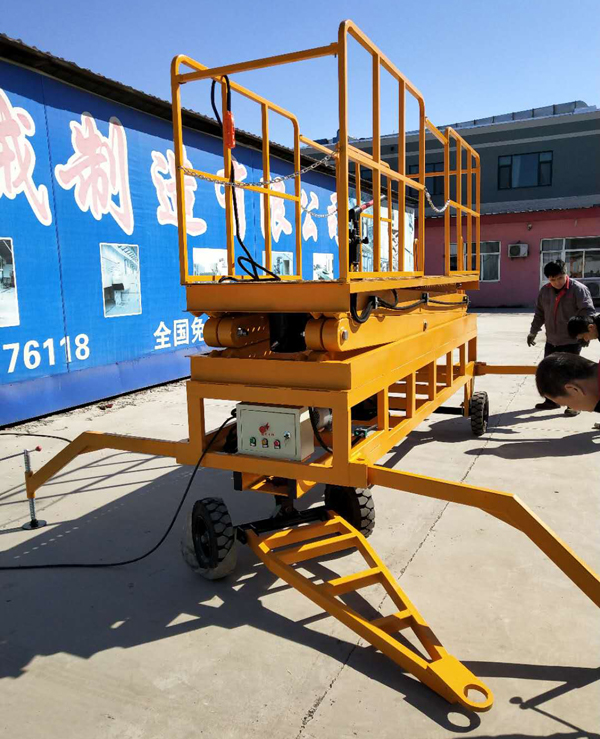 液壓升降平臺調(diào)試中 液壓升降平臺調(diào)試中