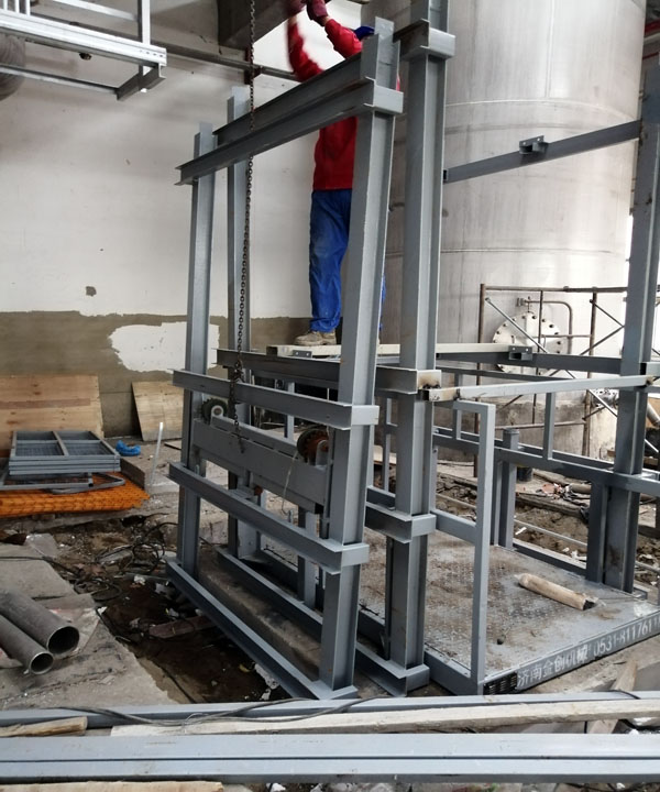 液壓升降機(jī)安裝中 液壓升降機(jī)安裝中